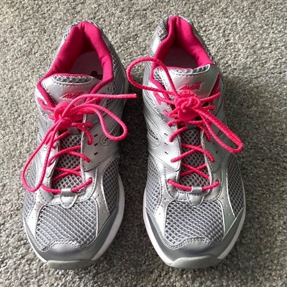 Avia Shoes Euc Avia Athletic Shoes With Lock Laces Silver And